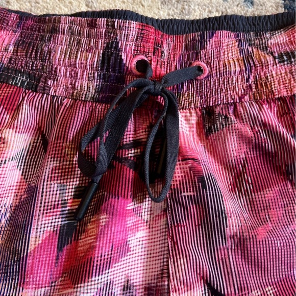 Lululemon Spring Break Away Short Size 4 - Picture 7 of 9
